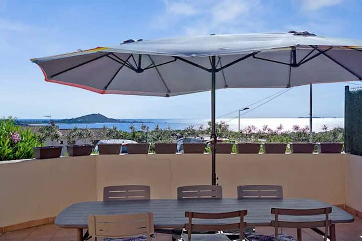 Location de vacances pour 8 personnes, avec terrasse dans Plage d'Agosta