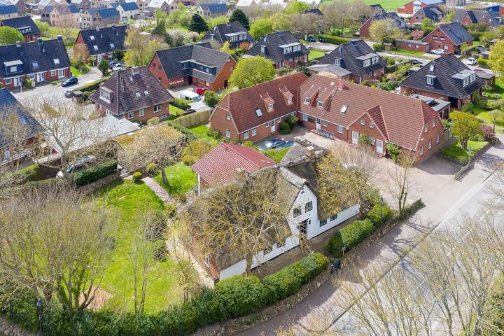 Historisches Reetdach-Hausteil mit ca. 85 m² Nutzfläche im Erd- und Obergeschoß in Tinnum, Sylt (Gemeinde)
