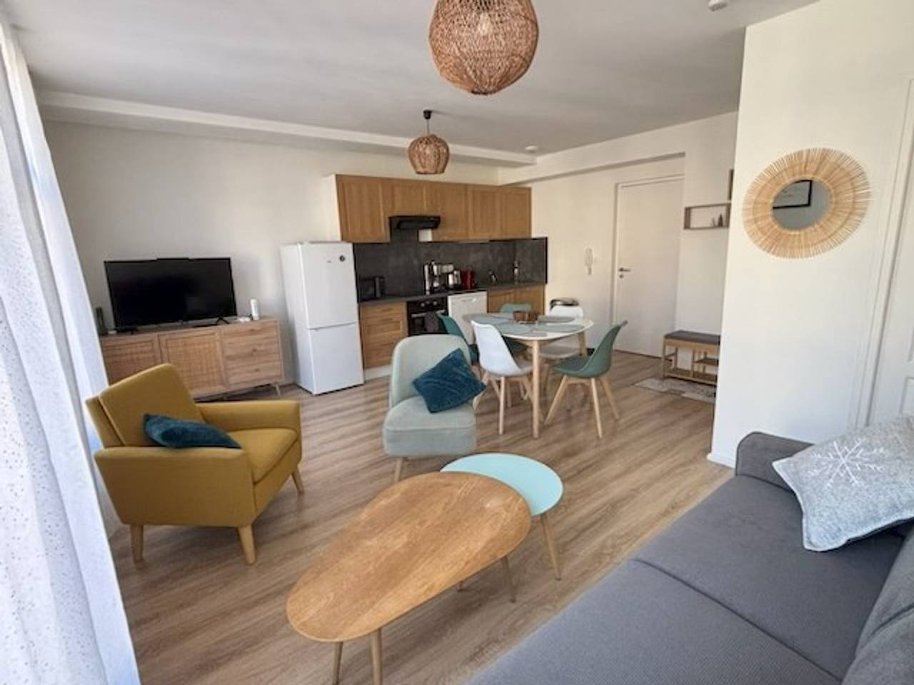 Entire apartment, Central T2 Apartment, Wi-Fi, Sleeps 4, near thermal baths in La Bourboule, Volcans d'Auvergne Regional Nature Park