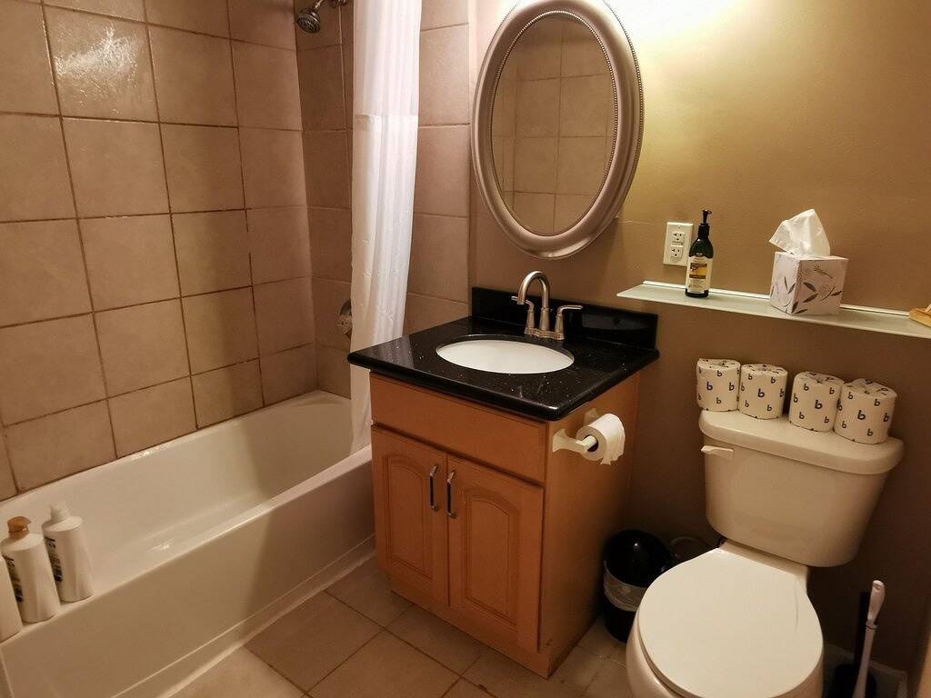 Perfect one bedroom in Central District close to Swedish Cherry Hill and Su in Seattle, Lake Washington