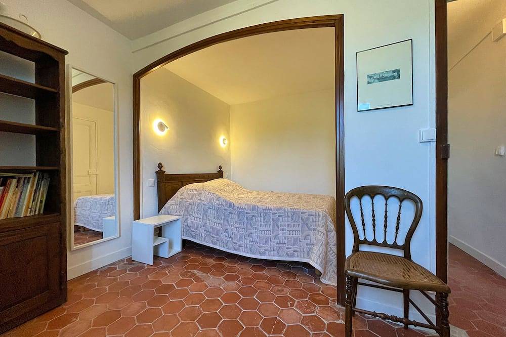 18th century village house 15 minutes from the beaches.\ni in Le Castellet, Region de Toulon