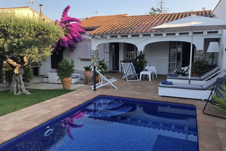 Detached house with private garden and swimming pool; air conditioning wifi internet in l'Escala, Oberampurien