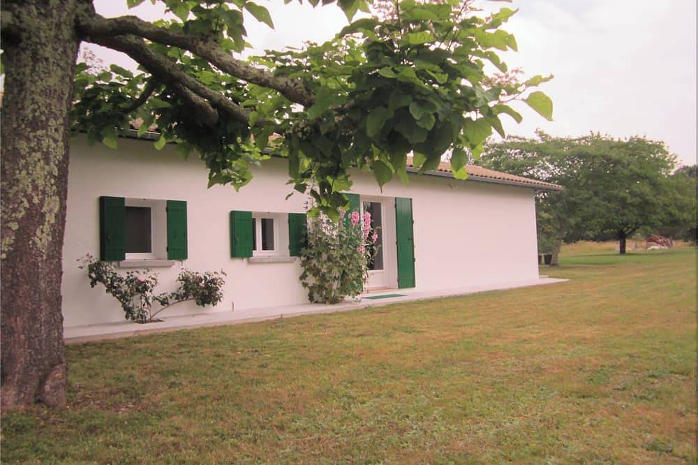 Maison dans un cadre de verdure in Coutras, Région de Libourne
