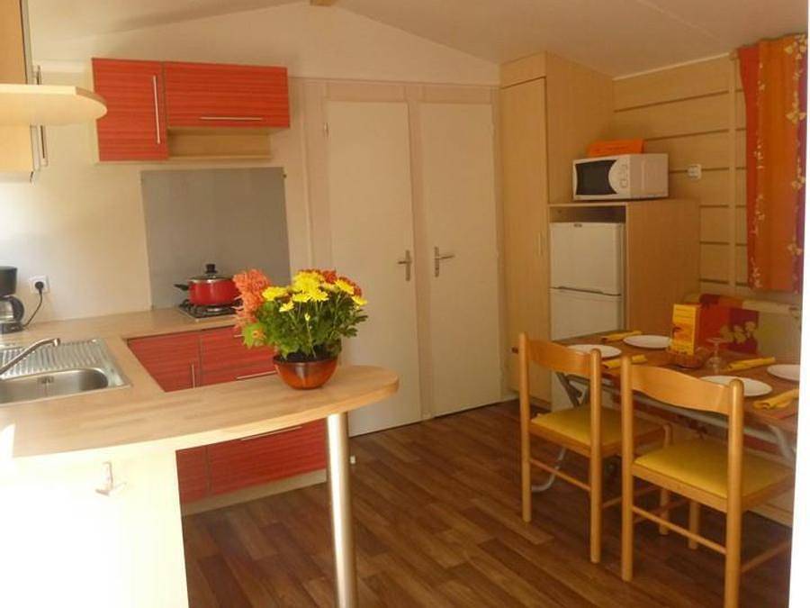 Flower Camping Les Paillotes en Ardeche - Mobilheim 6 personen - 27,5m² Standard (2 Schlafräume - 4/6Pers.) + Klimaanlage + Strohhütte im Freien in Ruoms, Ardèche