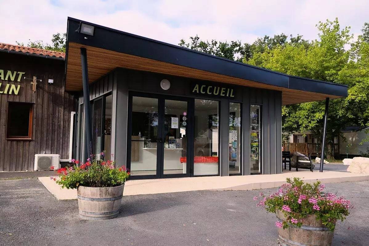 Mobil-home | Comfort | 3 Ch. | 6 pers. | Terrasse surélevée | A/C in Vensac, Région de Lesparre-Médoc