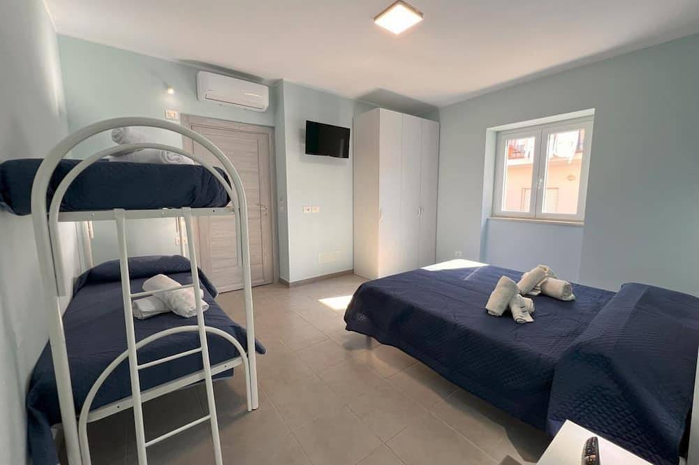 Entire apartment, Cozy and modern apartment a stone's throw from the sea in Paola, Tyrrhenian Coast Kalabria