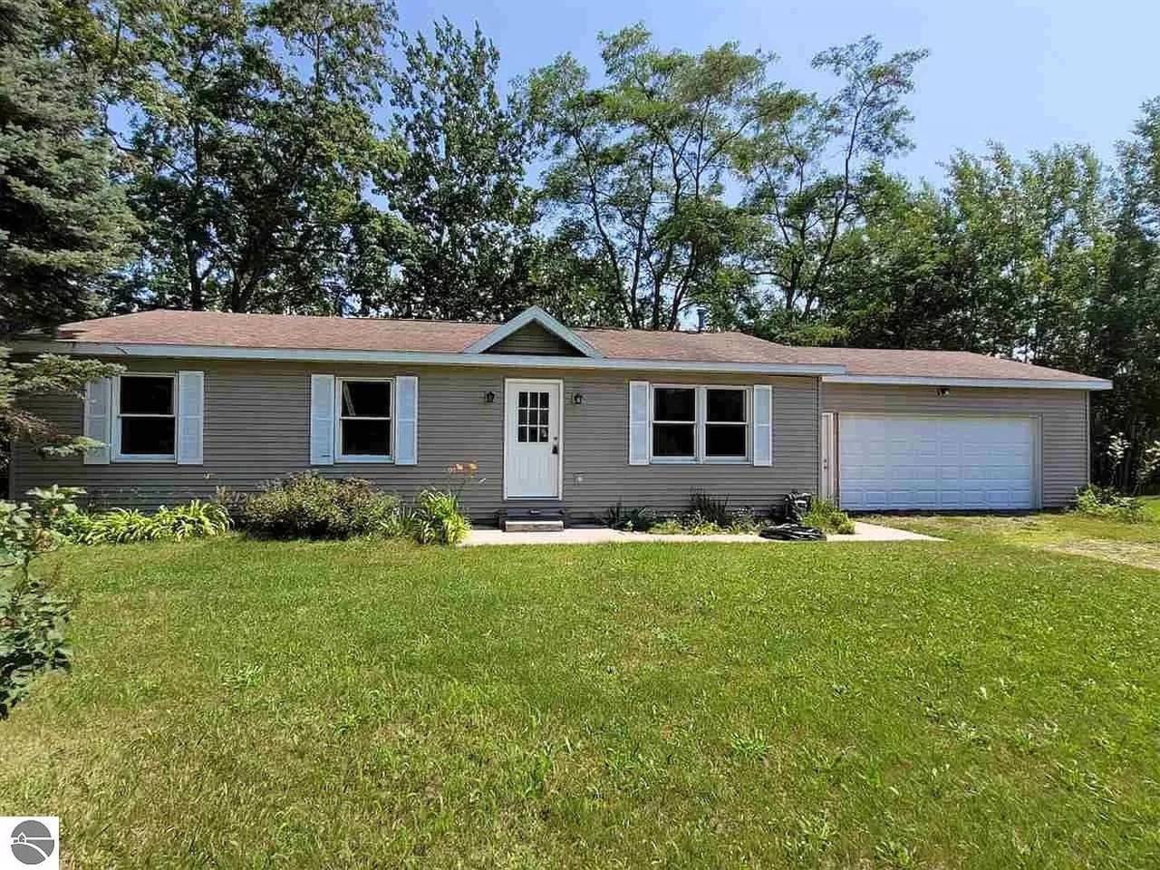 White Birch - Riverfront and Newly-Remodeled! in Benzie County