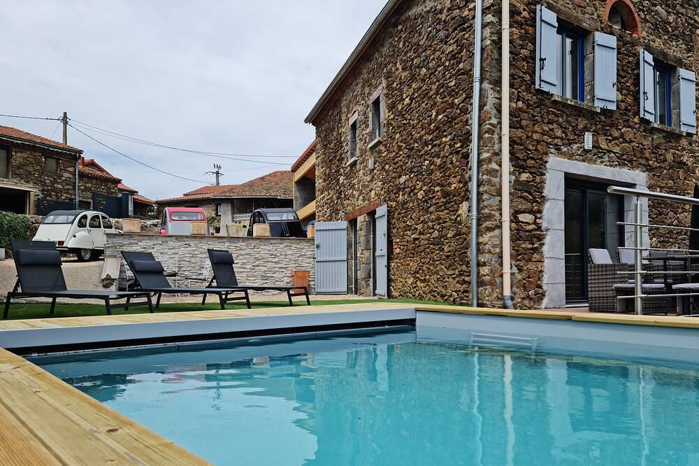 La grange à Vittal avec piscine in Villeneuve-d'Allier, Haute-Loire