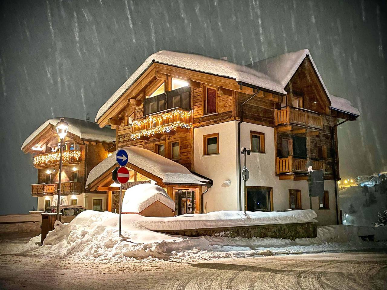 Appartement entier, Appartement de vacances "Iron Wood" près des pistes avec 2 balcons et Wi-Fi in Livigno (Town), Livigno
