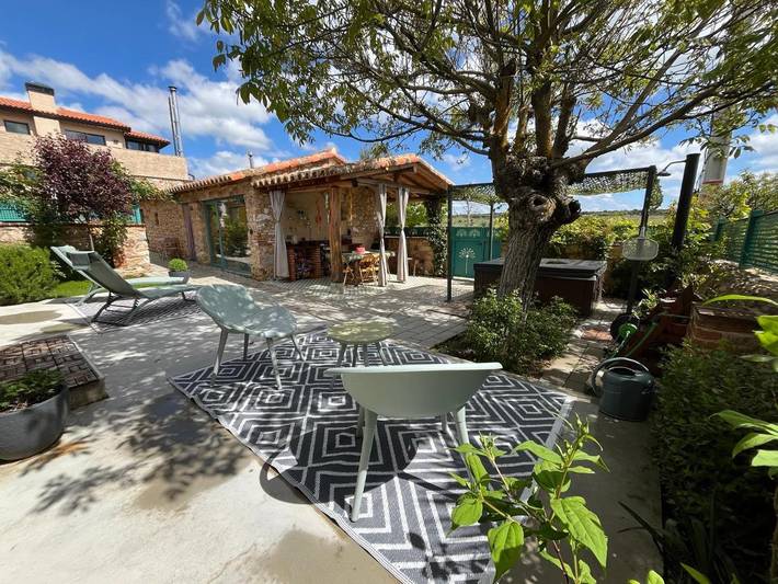 Casa rural para 8 personas, con terraza además de jardín y jacuzzi en Campo de Salamanca