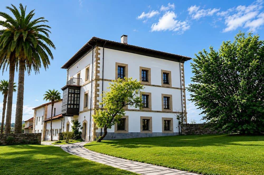 Entire apartment, Tejasturias : La Franca Swimming Pool, Paddle Tennis and Beach in Ribadedeva, Costa Verde (Spain)