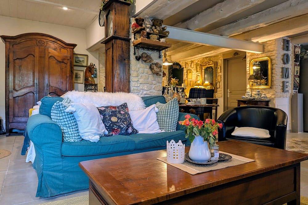 Casa de huéspedes renovada con cena en el campo altiligeriano in Saint-Victor-sur-Arlanc, Parque Natural Regional Livradois-Forez