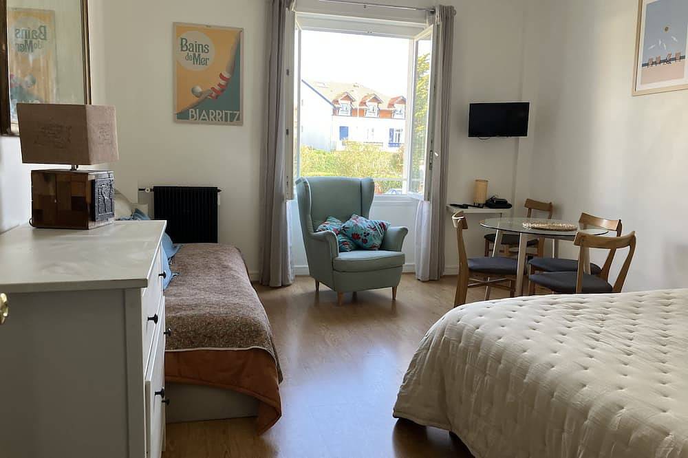 Appartement entier, Studio 300 m de la plage du golf et du centre ville de Biarritz. Calme et clair in Le Phare (Biarritz), Biarritz