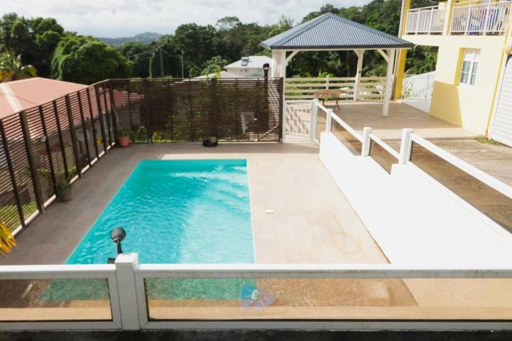 Appartement de vacances pour 5 personnes, avec piscine ainsi que vue et balcon