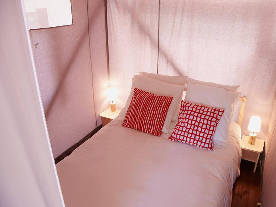 Flower Camping Le Bel Air - Tente en toile et en bois 4 personnes - Cabane Lodge Standard sur pilotis 34m² - 2 chambres - terrasse couverte de 10m² 4 pers in La Flotte, Région de La Rochelle
