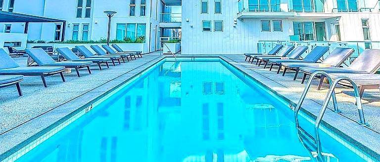Apartahotel para 5 personas, con jardín y piscina además de sauna y jacuzzi en Los Angeles