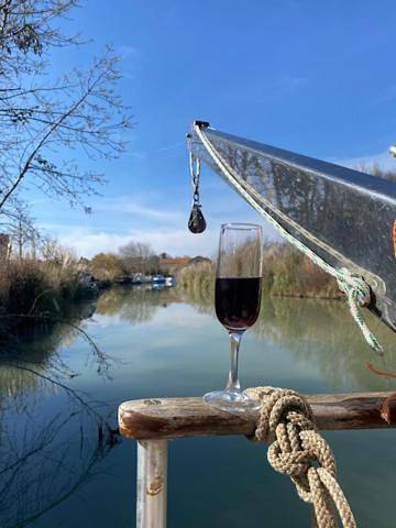 Bateau pour 6 personnes, avec terrasse ainsi que jardin et vue dans l' Hérault