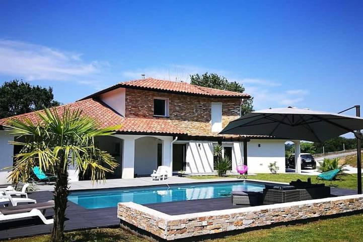 Location de vacances pour 6 personnes, avec Jacuzzi ainsi que Terrasse et Jardin à Villefranque