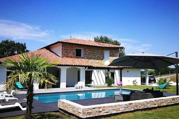 Cottage pour 6 personnes, avec jardin ainsi que terrasse et jacuzzi à Villefranque