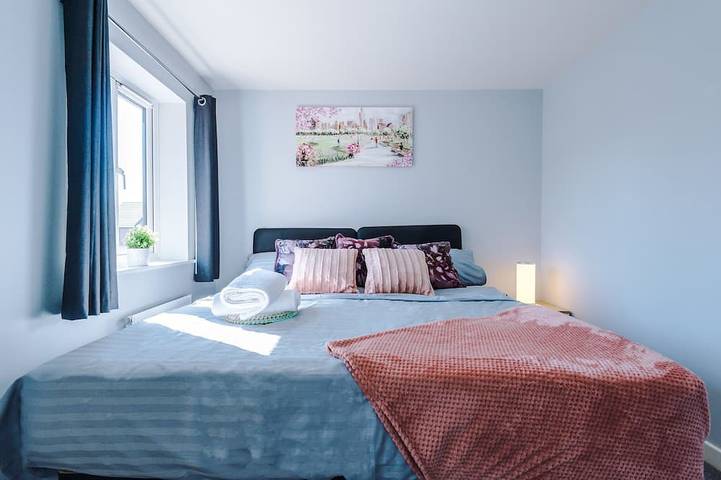 3 Bedroom House with River Irwell view, sleeps 6 in Grand Manchester