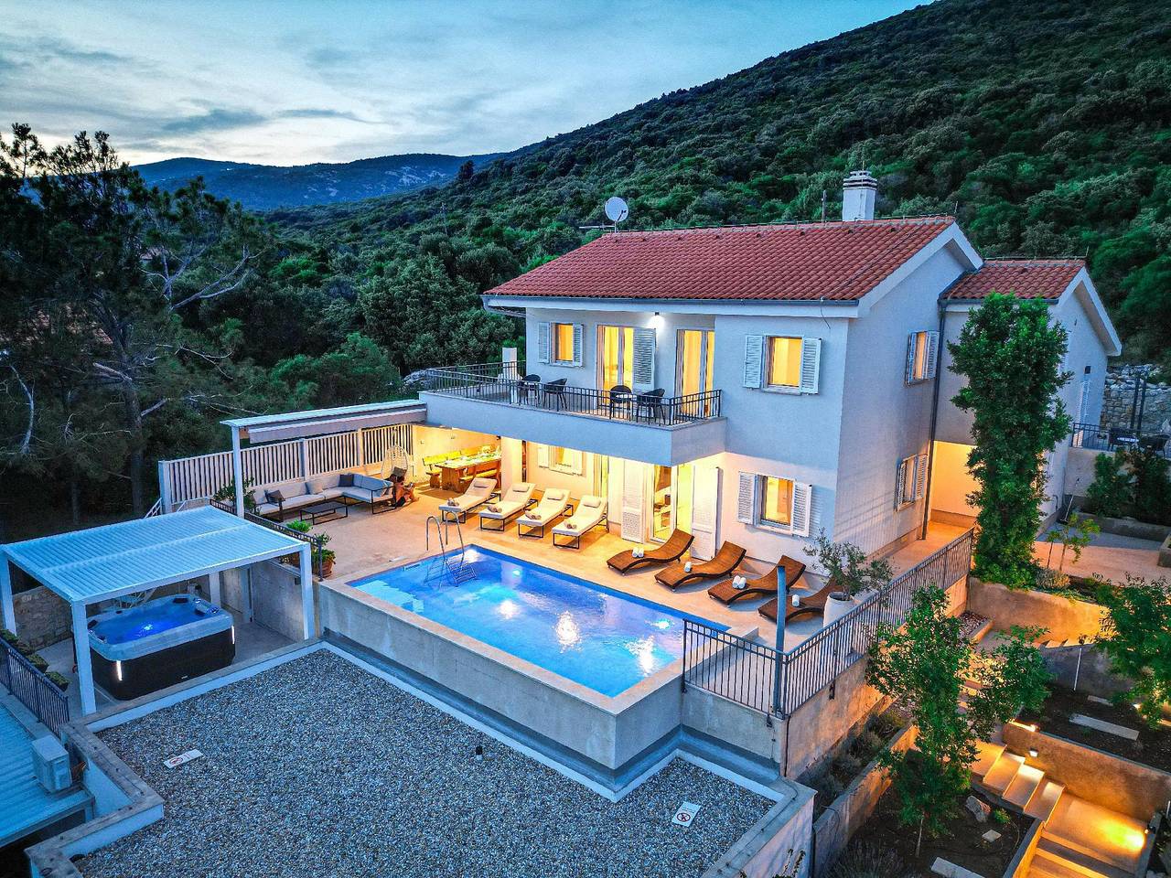 Geräumige, luxuriöse 5*-Ferienvilla mit Meerblick, eigenem Pool und großer Terrasse, in Hanglage in erster Reihe zum Meer in Martinscica, Cres
