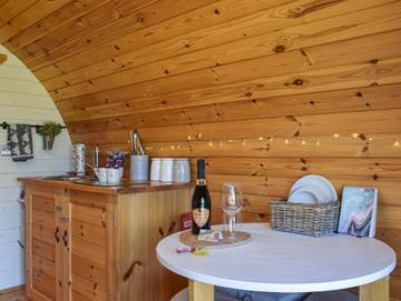 Log Cabin for 2 People in Swansea region, South-Wales, Photo 3