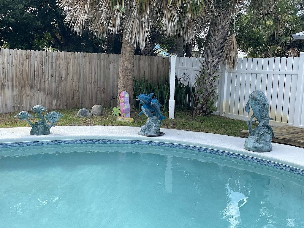 On Hutchinson Island. Large upstairs suite, private pool, beach is minutes away. in Fort Pierce, Hutchinson Island