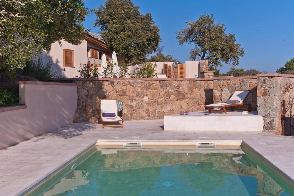 Alquila casa de piedra tipo bergerie con piscina comunitaria in Porto Vecchio, Parc naturel régional de Corse