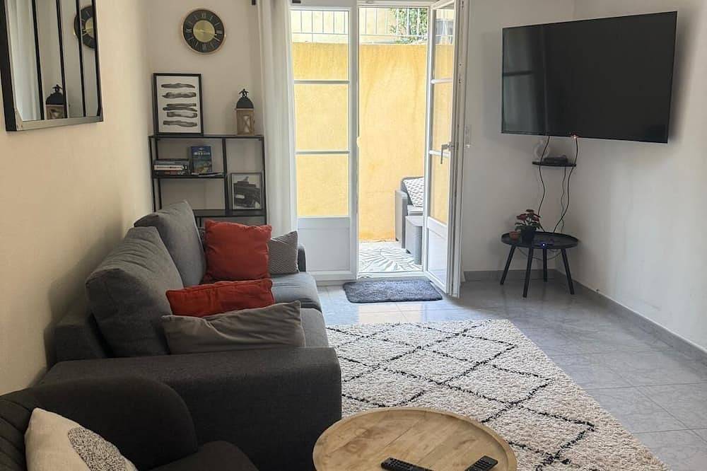 Entire apartment, Relaxation in Villa with swimming pool, Nice 15 min away in Carros, Cannes region