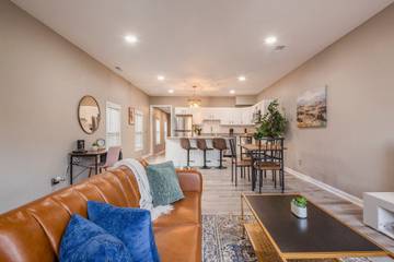 Vacation Rental for 9 Guests in Louisville, Kentucky, Picture 2