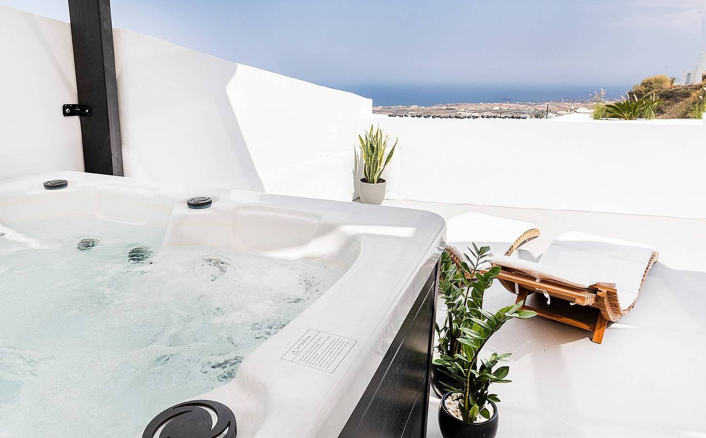 Ganze Wohnung, Sandras Suite With Outdoor Hot Tub And Sea View in Firostefani, Thera