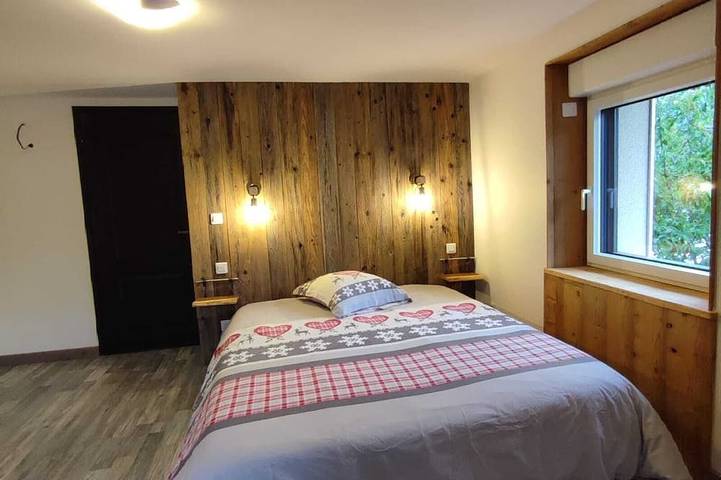 Quiet villa, 4 bedrooms, jacuzzi, private pool and wooded grounds. in Saulxures-sur-Moselotte, Regionaler Naturpark Belchen der Vogesen