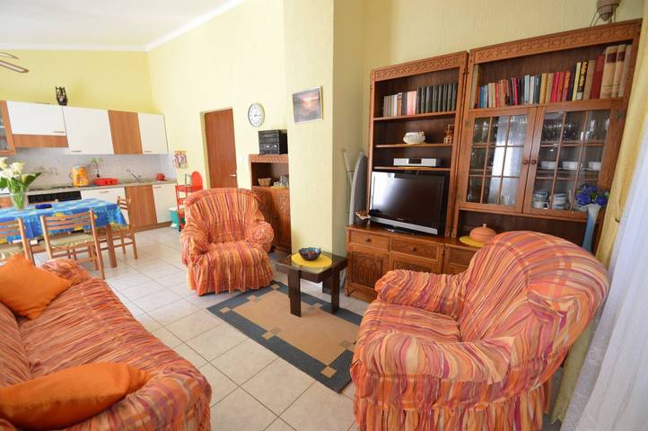 Ganze Wohnung, Apartment Franka 1, Wohnfläche 84 m2. Es verfügt über zwei Schlafzimmer, ein Badezimmer mit Badewanne, ein Wohnzimmer, ein Esszimmer und eine Küche. Das Apartment verfügt über eine große Terrasse und einen privaten Parkplatz. in Mali Lošinj, Aratore