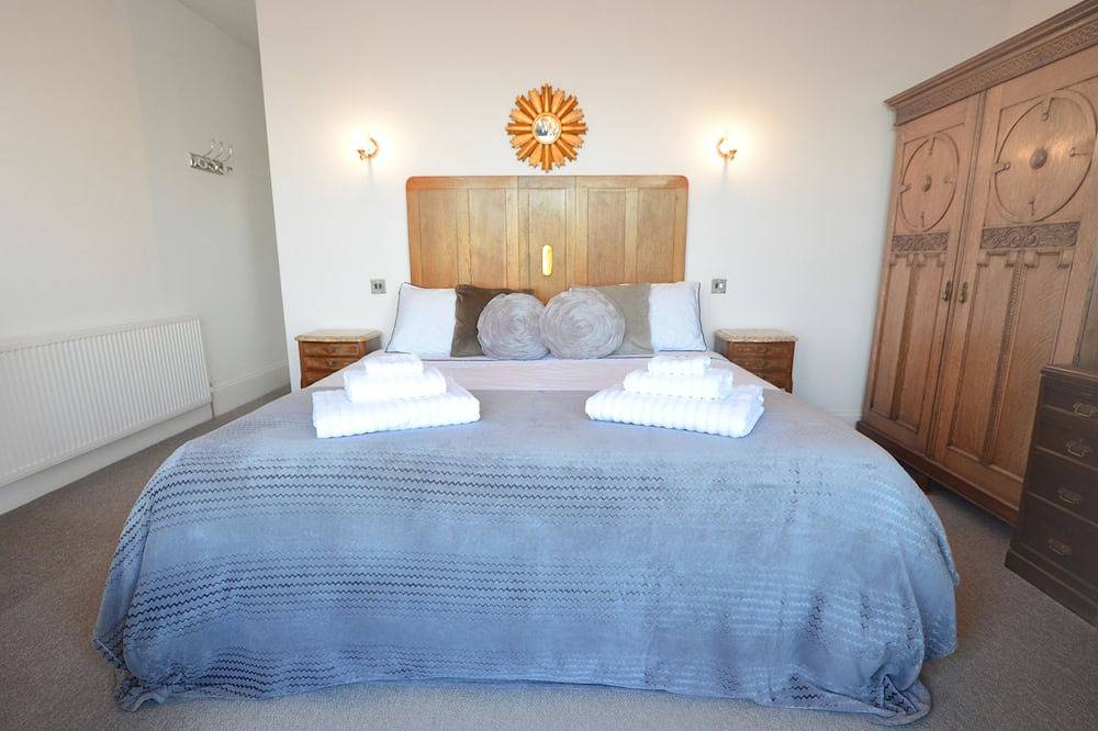 Channings St Ives, Sleeps 10-12 Panoramic Sea Views and Parking in St. Ives, Cornwall