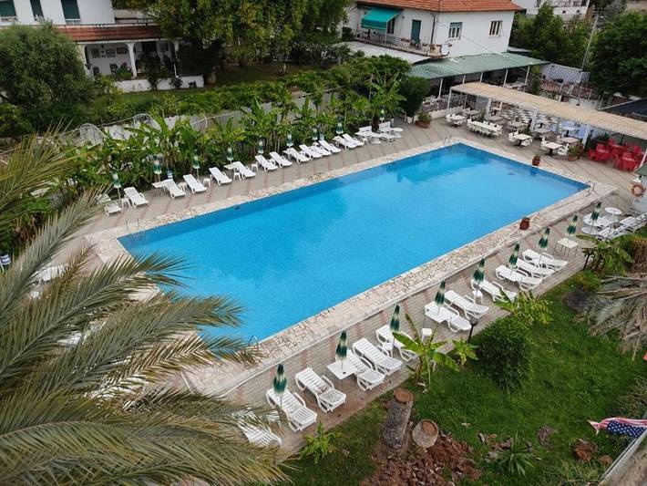 Apartahotel para 3 personas, con piscina y jardín en Liguria