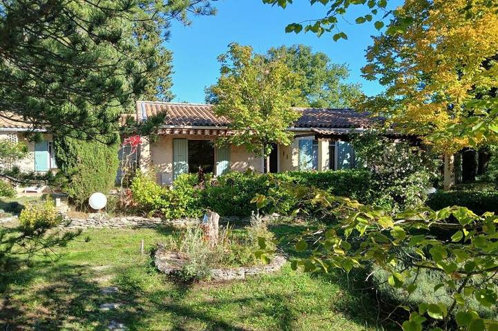 Ferienhaus für 6 Personen, mit Terrasse und Garten in Lacoste