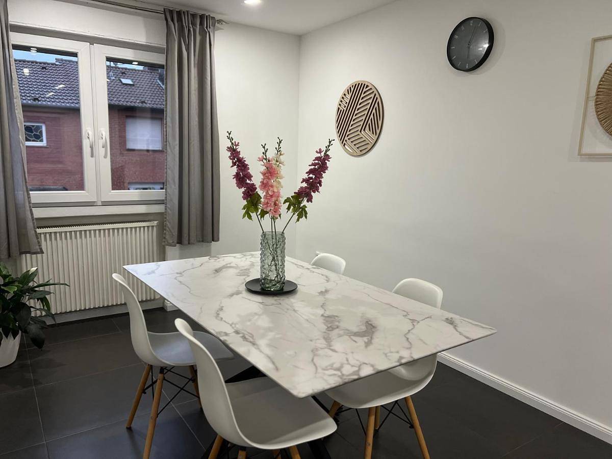 Ganze Wohnung, Elegante Apartment in Erftstadt mit Balkon, Zentral, Bahnhof nah, Phantasialand Brühl bei Cologne in Liblar, Erftstadt