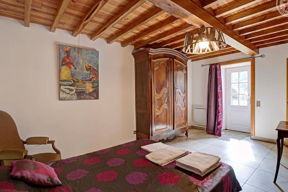 Gîte La Liesse avec 4 chambres, cheminée, jardin et animaux acceptés in La Valla-sur-Rochefort, Montbrison