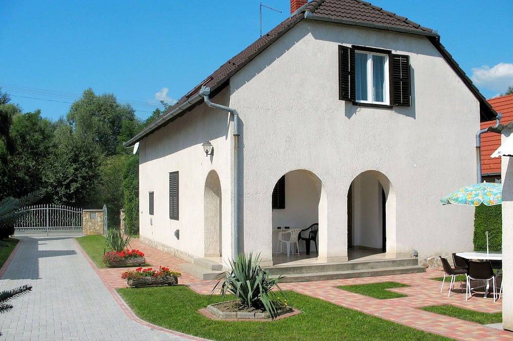 Bellissima villa indipendente per 8 ospiti con piscina privata, Tv, terrazza e animali ammessi in Balatonkeresztur, Riva Meridionale del Lago Balaton