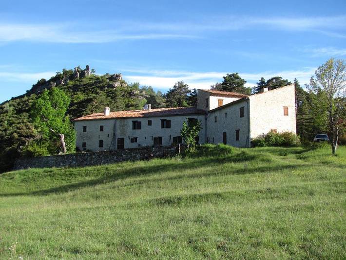 Gîte pour 6 personnes, avec vue et piscine ainsi que jardin et terrasse à La Martre