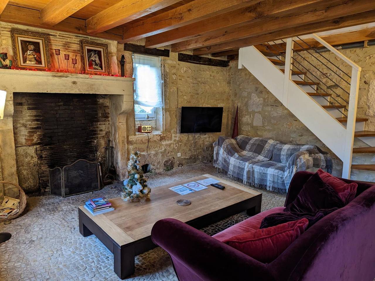Authentic cottage with fireplace, terrace, and Wifi in Charente in Rivières (Charente), Charente