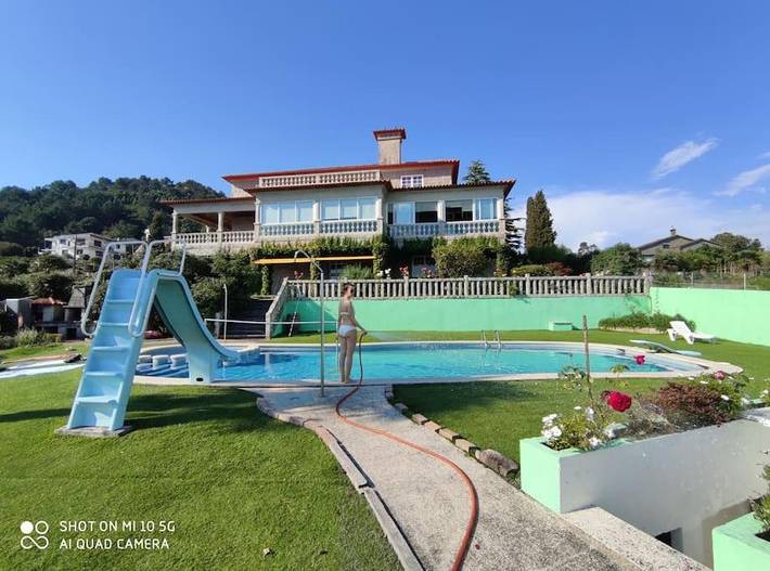 Chalet para 12 personas, con Balcón y Terraza además de Jardín y Piscina en Morrazo