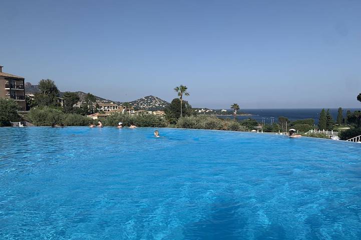 Location de vacances pour 5 personnes, avec Terrasse ainsi que Piscine et Sauna dans Le Dramont