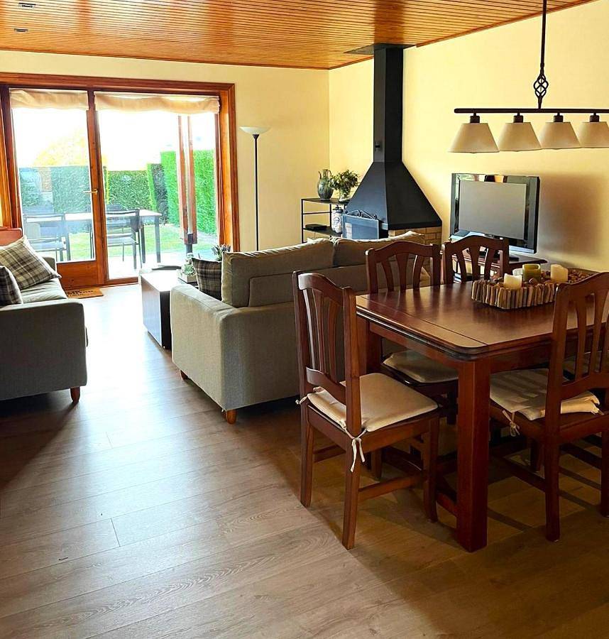 Appartement entier, Bonita planta baja con vistas panorámicas y piscina in Enveitg, Parc naturel régional des Pyrénées catalanes