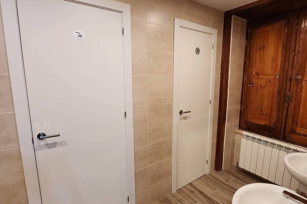 Ganze Wohnung, This room is a bunk room with two single bunk beds. The bathroom and showers are shared with the two other bunk rooms . in Vilaflor, Teneriffa Süd