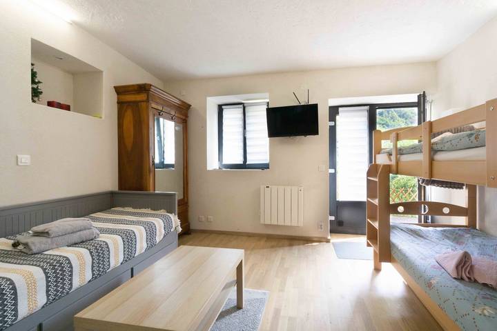 Ganzes Studio, Einzimmerapartment 'Charmant 2' mit Bergblick, Balkon und Wi-Fi in La Perrière, Vanoise-Massiv