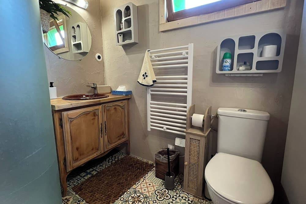 Comfortable yurt in Provence with spa and breakfast in La Roque-sur-Pernes, Vaucluse
