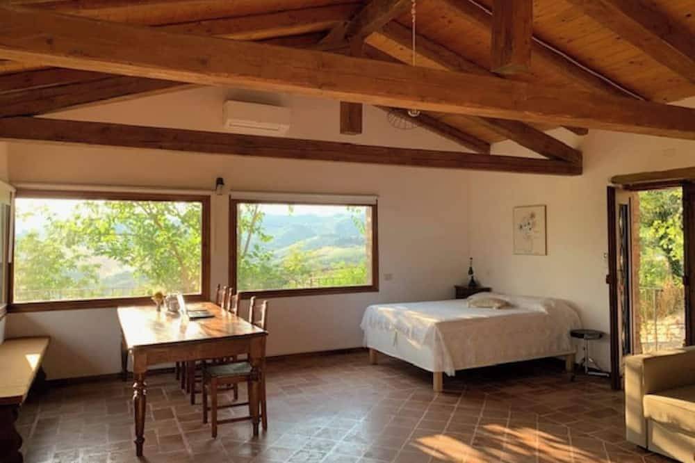 Casa vetrata su Le Marche, in azienda agricola biologica, immersa nella campagna in Urbino, Valle del Metauro