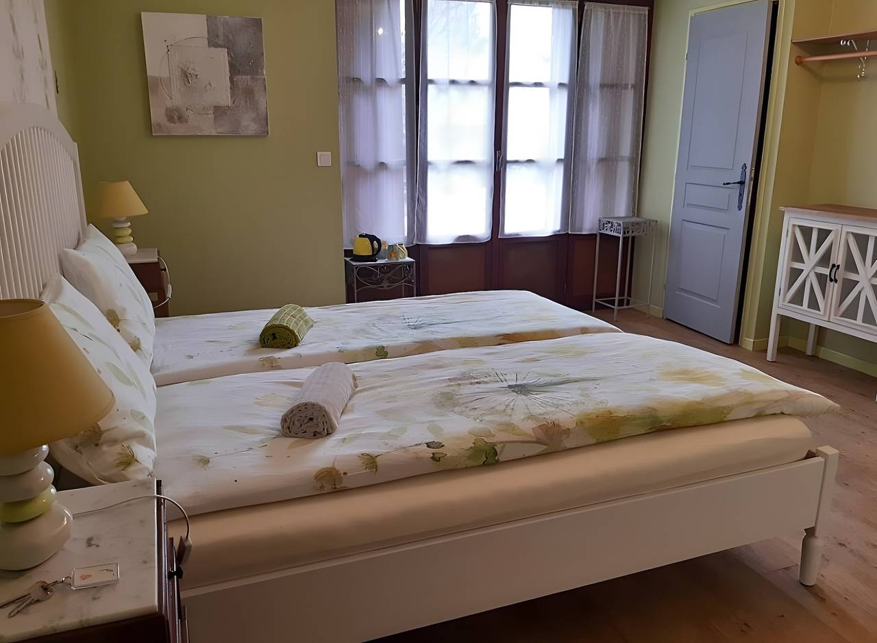 Chambre d’hôtes « Escargot de Jardin » avec piscine, terrasse partagées et Wi-Fi in Igornay, Région d'Autun