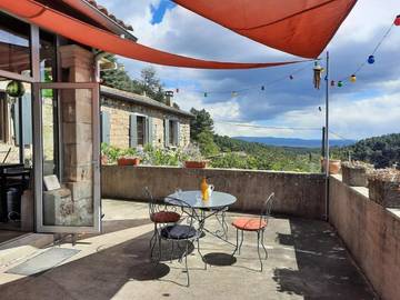 Location de vacances pour 6 personnes, avec vue et jardin à Sanilhac